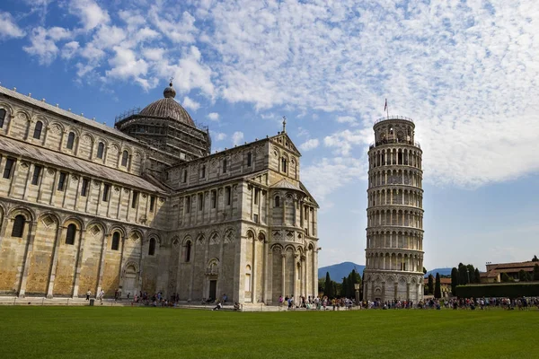 Eğilerek Pisa Kulesi ve Santa Maria Assunta katedral Pisa mucizeler meydanında, İtalya 2017-08-19 — Stok fotoğraf