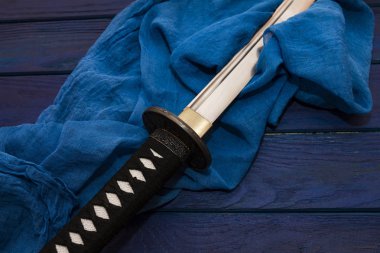 Japonya ahşap arka plan mavi şal ile katana kılıcına