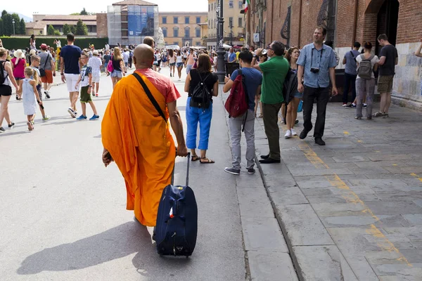 Viajar monje en la ciudad de Pisa, Italia cerca de la Torre Inclinada de Pisa 2017-08-19 — Foto de Stock