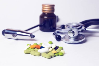 tıbbi doktor ekipman seti: phonendoscope, batar, tablet, kapsül, bandaj, nörolojik çekiç, yardım grubu, günlüğü