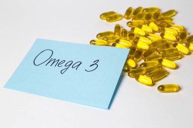 Omega 3 beyaz arka plan üzerinde izole kapsül