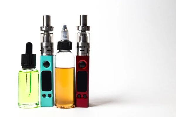 E- liquid, e-juice in the bottles and e-cigarette (vape)  isolated on the white background with copyspace — Stock Photo, Image