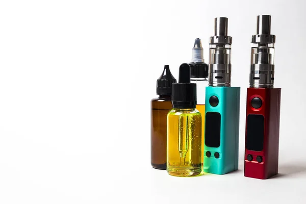 E- liquid, e-juice in the bottles and e-cigarette (vape)  isolated on the white background with copyspace — Stock Photo, Image