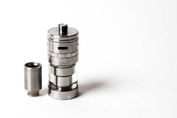 устройства и аксессуары для паров и электронных сигарет изолированы на белом фоне с кописпаком
