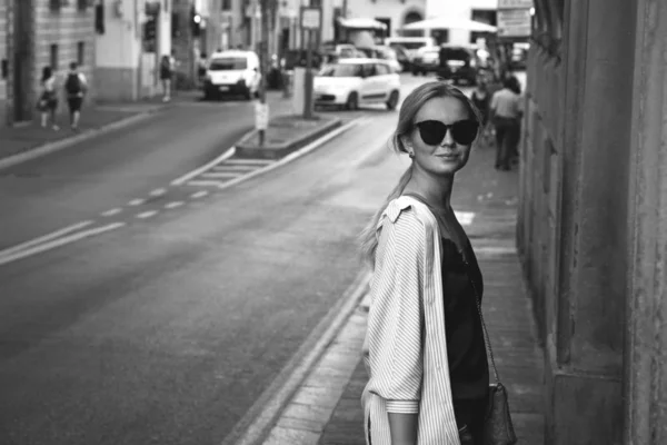 Mooi blonde meisje in zonnebrillen en shirt op de straat, zwart-wit foto met copyspace — Stockfoto