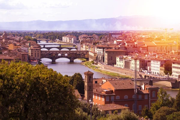Вид на Флоренцию и реку Арно с площади Микеланджело — стоковое фото