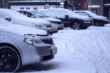 farklı otomobil kaplı kar kış şehir Rusya, Tomsk ortasına bir park ile 05/12/17