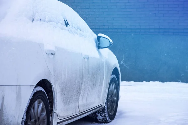 冬の市の中心部に駐車場の雪で覆われている車 — ストック写真