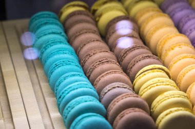 çok güzel ve lezzetli ekmek Şekerleme dükkanı vitrin altında macarons renkli