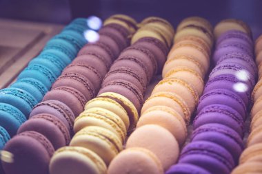 çok güzel ve lezzetli ekmek Şekerleme dükkanı vitrin altında macarons renkli