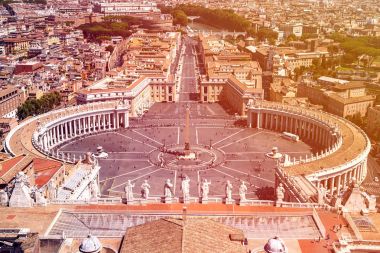 Güneşli Saint Peter's Basilica kubbe üzerinden Saint Peter's Meydanı Vatikan'nda hava Üstten Görünüm