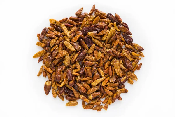 beyaz zemin üzerinde bir tabakta sıcak biber kurutulmuş