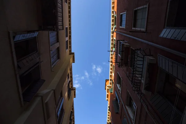 狭い通りの家の屋根から青空が見える — ストック写真