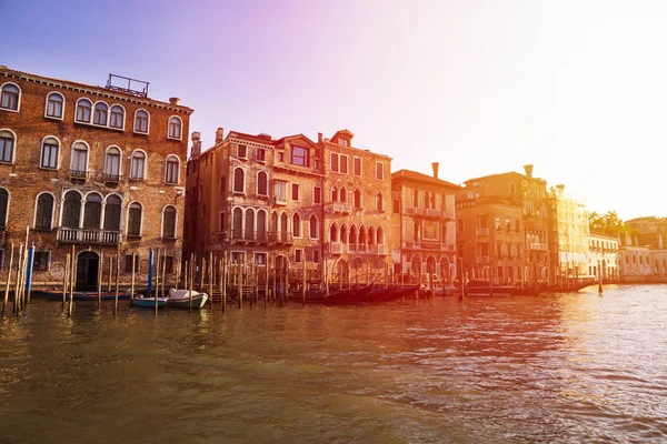 Gondolák, építészet és a naplementét itt: Velence, Olaszország-csatornán — Stock Fotó