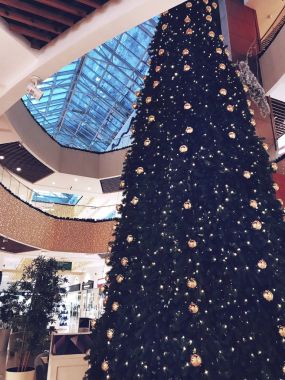 Bir alışveriş merkezinde altın süslemeli Christmas (yeni yıl) ağacı