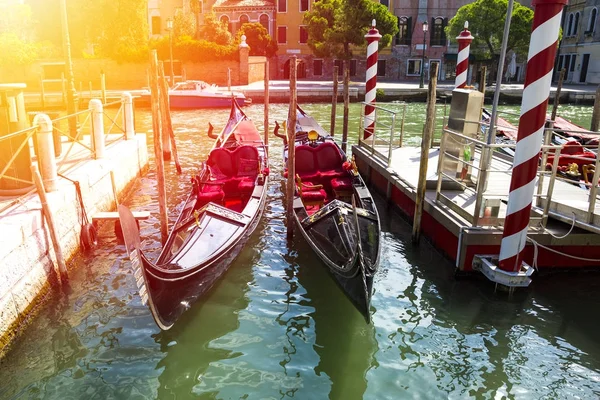 Gondola na molu na za jasného slunečného dne na Grand Canal v Itálii, Benátky — Stock fotografie