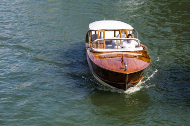 gömlekli bir adam su tekne taksi Grand Canal, Venice, İtalya 2017-08-23 boyunca sürüş 