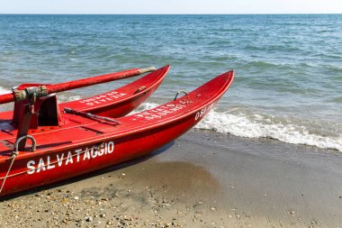kurtarma sandalı denize sıfır İtalya, Lido di Ostia 2017-08-16 kumlu bir plaj üzerinde 