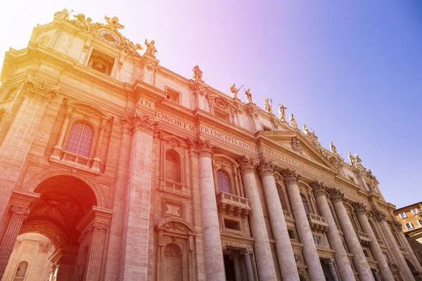 Basilique Saint-Pierre au Vatican sur fond bleu ciel (tonique ) — Photo