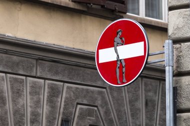 modern yolun işareti ile çizerek Clet İbrahim Floransa, İtalya 2017-08-19 