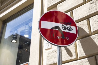 modern yolun işareti ile çizerek Clet İbrahim Floransa, İtalya 2017-08-18 