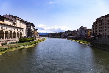 nehre arno ve Nehri üzerinde güzel mimari Floransa, İtalya 2017-08-20 banka üzerinde köprü görünümü 