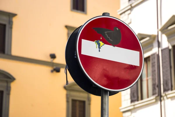 フィレンツェ、イタリア 2017年-08-18 アメリカのクルエット ・ アブラハムによる描画を伴う近代的な道路標識 — ストック写真