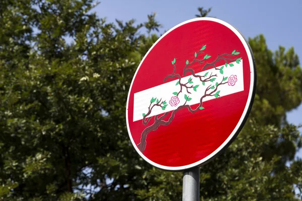 Panneau routier moderne avec dessin de Clet Abraham à Florence, Italie 2017-08-20 — Photo