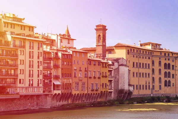Вид на красивую архитектуру на берегу реки Арно во Флоренции, Италия — стоковое фото