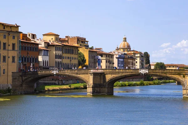 Вид моста через реку Арно и красивая архитектура на берегу реки во Флоренции, Италия 2017-08-20 — стоковое фото