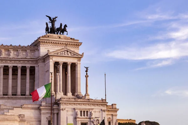 Monument de Victor Emmanuel : Altare della Patria, Monumento Nazionale a Vittorio Emanuele II, Vittoriano au coucher du soleil à Rome, Italie — Photo