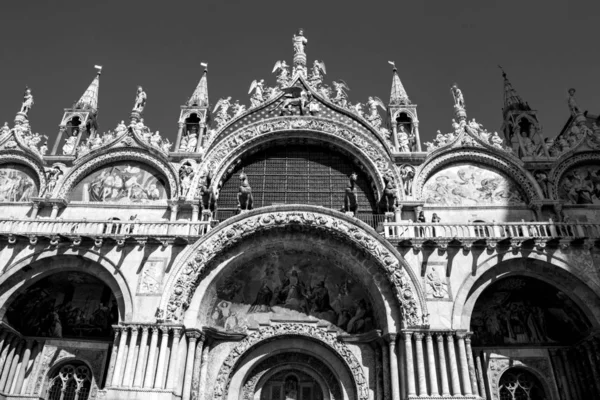 Black and white photo of Basilica San Marco on the St. Mark's Square in Venice, italy — Stock Photo, Image