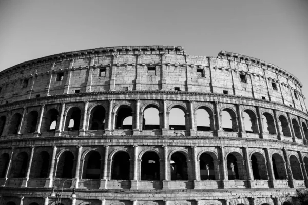 夕暮れのローマ、イタリアのコロッセオ (コロシアム) の壁の部分の黒と白の写真 — ストック写真