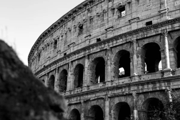 Photo en noir et blanc de la partie du mur du Colisée (Colisée) à Rome, Italie au coucher du soleil — Photo