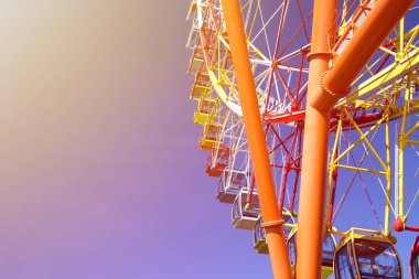 büyük modern renkli parlak dönme dolap Lunaparktaki mavi gökyüzü arka plan üzerinde