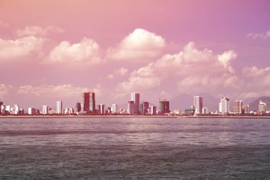 Güney Çin Denizi sahilleri ve gece Nha Trang city, Vietnam güzel günbatımı gökyüzü ile plaj üzerinden görüntülemek 