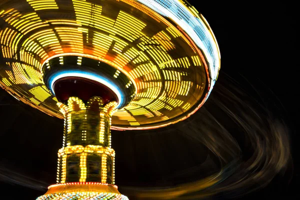Girando com corrente de atração de carnaval de alta velocidade com luzes brilhantes no parque de diversões — Fotografia de Stock