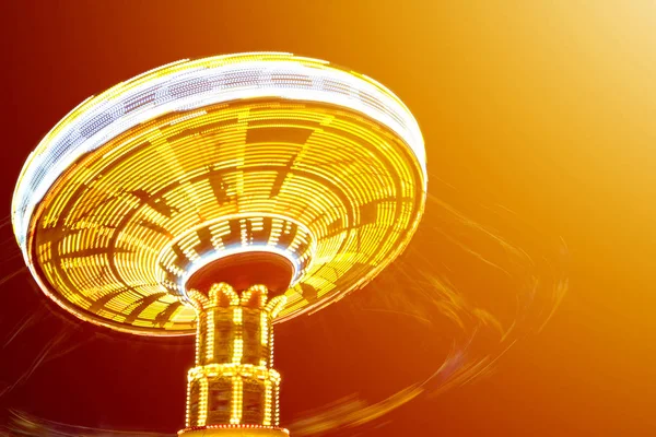 在游乐园里用明亮的灯光旋转高速嘉年华吸引链 — 图库照片