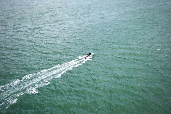 Αεροφωτογραφία του γρήγορα μηχανοκίνητο σκάφος πανιά για την απέραντη θάλασσα αφήνοντας ίχνη πίσω — Φωτογραφία Αρχείου