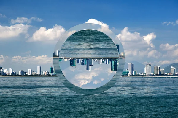 Paysage urbain avec vue sur le bord de mer avec des gratte-ciel. Effet Polyscape minimaliste tendance avec silhouette transparente - cercle — Photo