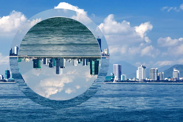Paisagem urbana com vista para a costa do mar com arranha-céus. Efeito Poliscape minimalista na moda com figura transparente - círculo — Fotografia de Stock