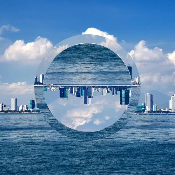 Stadsbild med utsikt över havet med skyskrapor. Trendig minimalistisk Polyscape effekt med genomskinlig figur - cirkel — Stockfoto