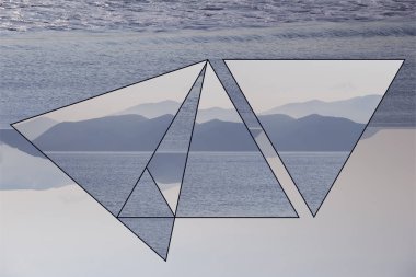 Denizle çevrili sis, dağlar ile ada. Üçgenler ile şık minimalist Polyscape etkisi
