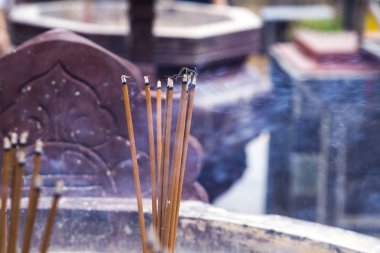 tütsü yakma özel bir şekilde dekore edilmiş kaseye yapışır 