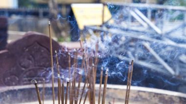 yanan tütsü sopa dekore edilmiş özel bir kapta (16:9)