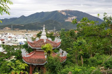 Budist pagoda dağlar ve şehir arka planda turuncu çatı 