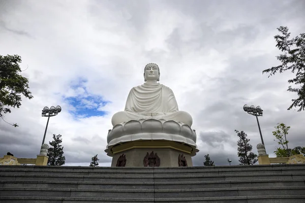 Grande statua di un Buddha bianco in posizione di loto vicino a una pagoda buddista — Foto Stock