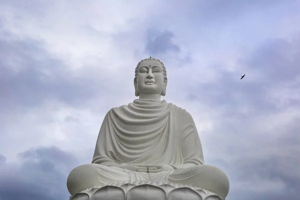 Grande statue d'un Bouddha blanc en position lotus près d'une pagode bouddhiste — Photo