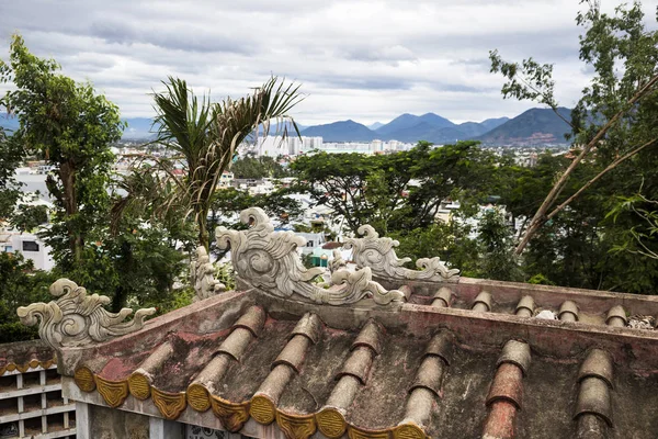 Techo decorado de la pagoda budista con montañas y ciudad en el fondo — Foto de Stock