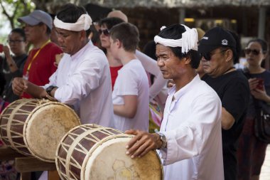 müzisyen geleneksel Davula (Vietnam, Nha Trang şehir, karmaşık tapınaklar Po Nagar Cham Towers 2018-01-07 oynayan beyaz giysili )